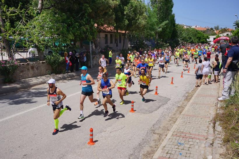 Bozcaada'da binlerce kişi koştu