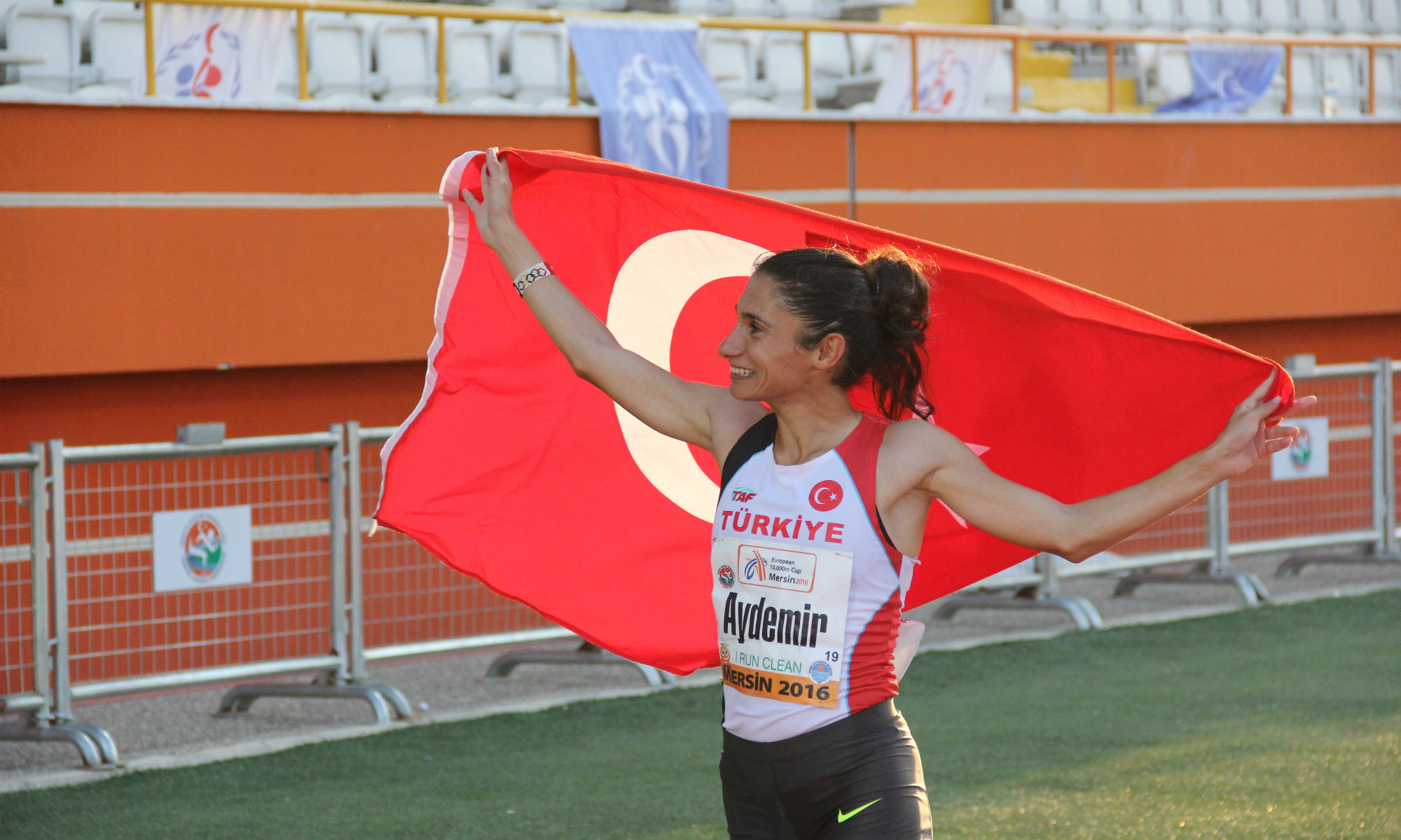 Bakan Çağatay Kılıç, milli atlet Esma Aydemir'i tebrik etti