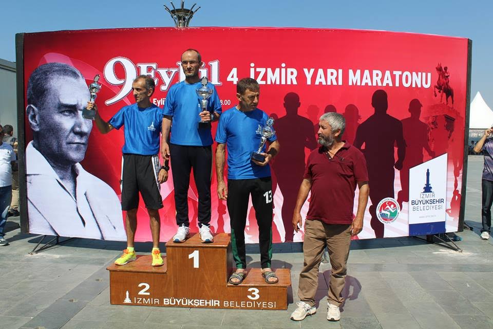 9 Eylül İzmir'in kurtuluşu yarı maratonu koşuldu