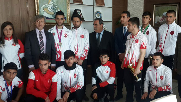 Bitlis Valisi Çınar'dan atletlerimize ödül