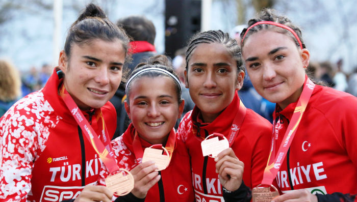 Bakan Kasapoğlu'ndan milli atletlere tebrik
