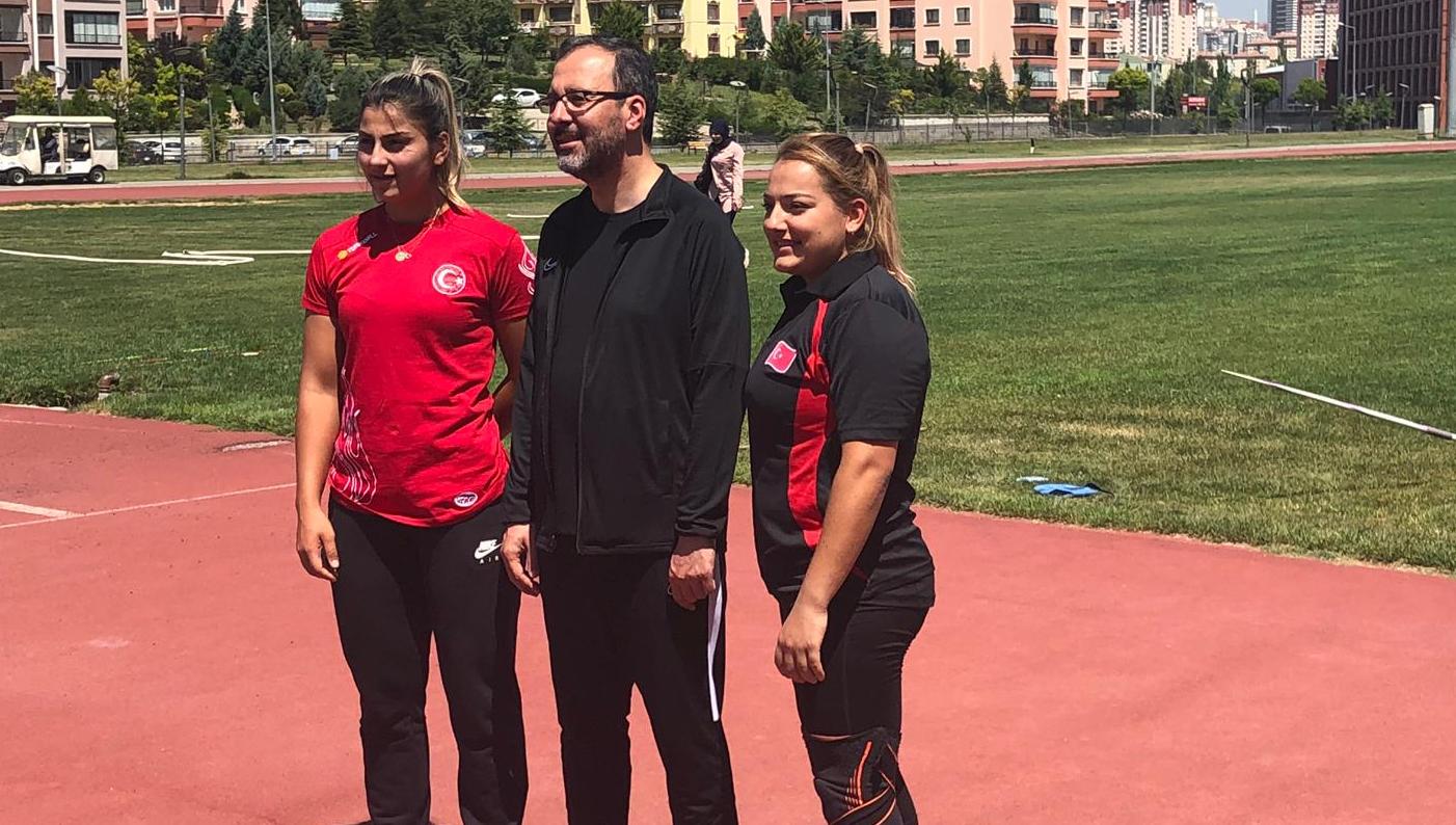 Spor Bakanı Kasapoğlu'ndan milli atletlere moral