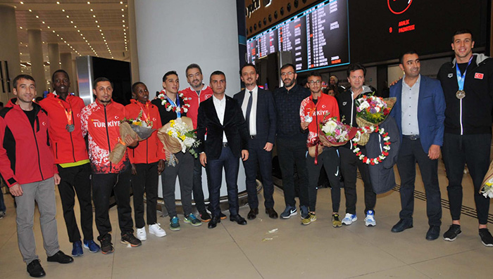 Turkcell şampiyonları havaalanında karşıladı