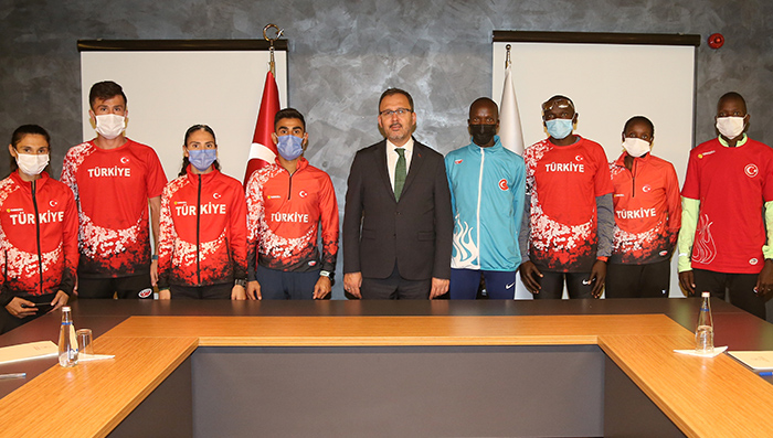 Bakan Kasapoğlu, Yarı Maraton Milli Takımı'nı kabul etti