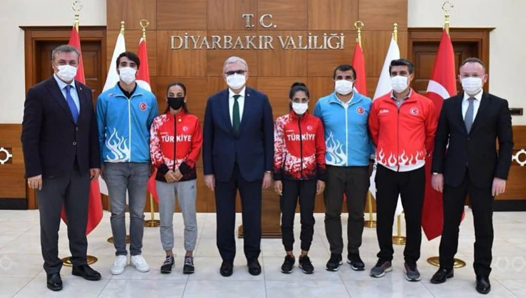 Diyarbakır Valisi Karaloğlu şampiyonları kabul etti