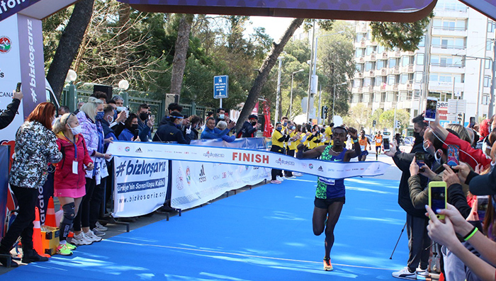 Türkiye'deki en iyi maraton derecesi İzmir'de koşuldu