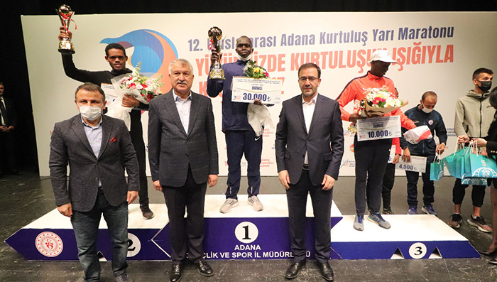 Adana'da Kurtuluş Yarı Maratonu heyecanı yaşandı