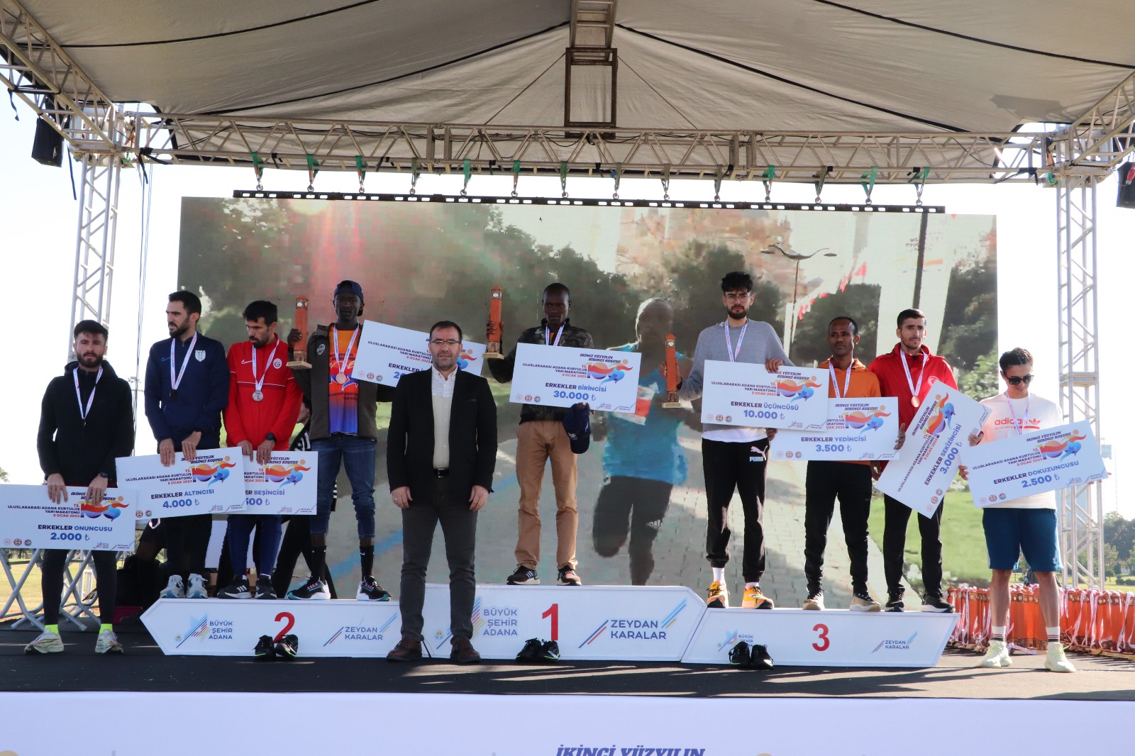 13. Uluslararası 5 Ocak Adana Kurtuluş Yarı Maratonu Yapıldı